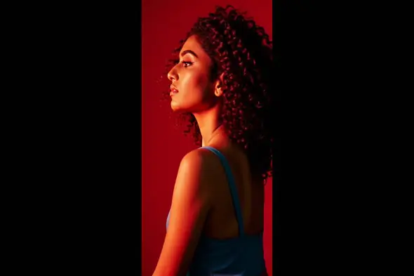 Scarlet Glow Curls Profile